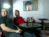 Vidéo porno mobile : Deux pervers se tapent deux gogo dans une boite libertine